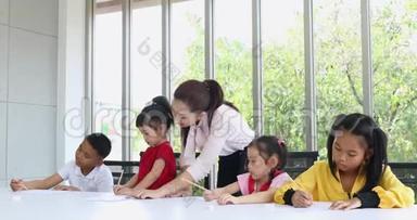 亚洲教师在课堂上检查学生练习，教师检查学生练习`概念。